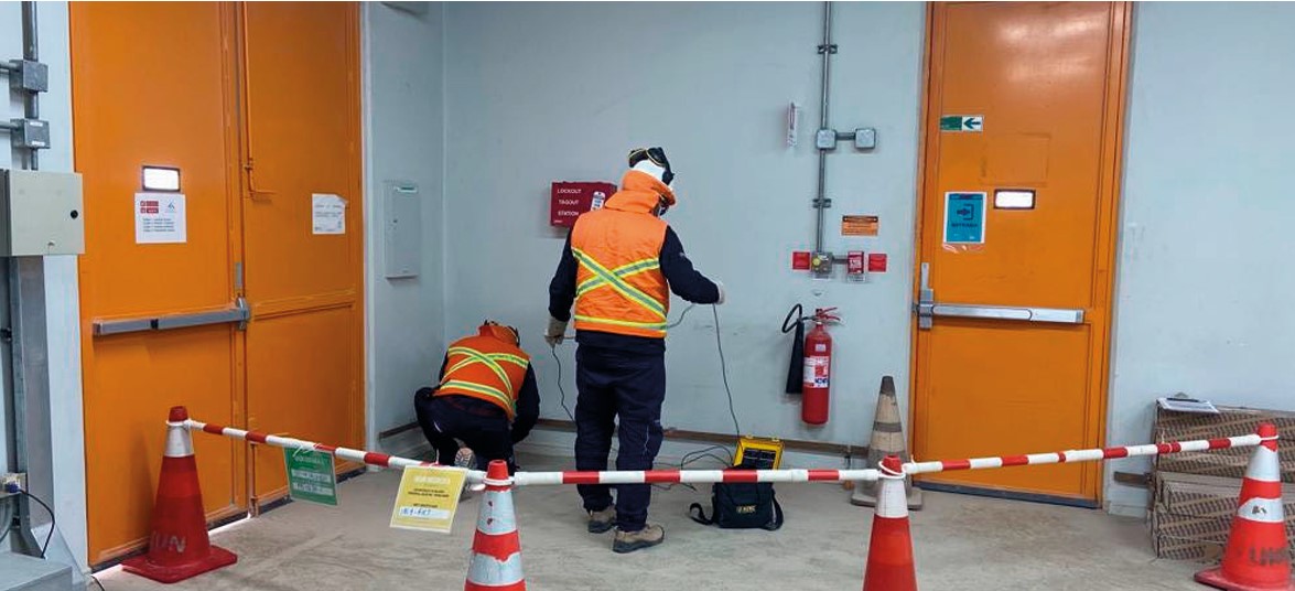 Profesionales de UKUN realizando trabajos en una sala eléctrica