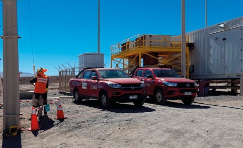 Vehículos UKUN y personal en una instalación industrial en el norte de Chile