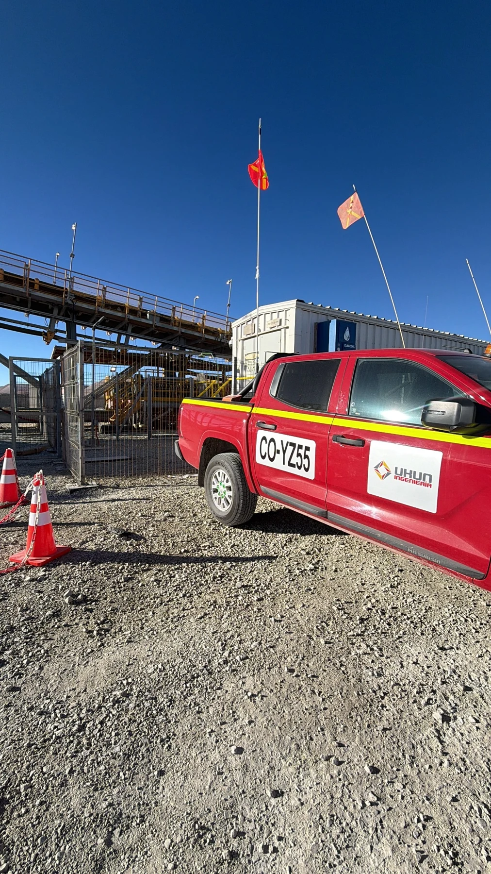 Vehículo con identificación UKUN Ingeniería frente a estructuras e instalaciones industriales